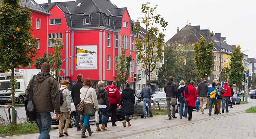 Bei „bodos“ sozialer Stadtführung zeigen Verkäufer des Straßenmagazins „ihr“ Dortmund.