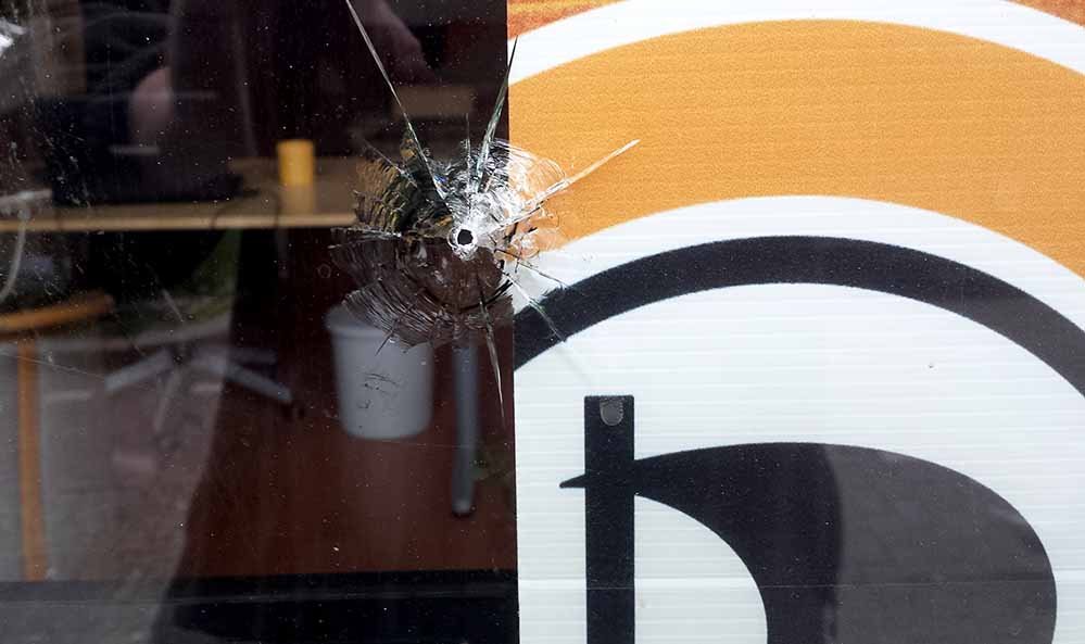 Im Parteibüro fand die Polizei eine Stahlkugel, die die Scheibe durchschlagen hatte. Foto: Korallenherz