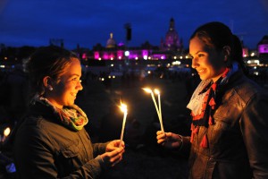 33.Deutscher Evangelischer Kirchentag vom 01.06.bis 05.06.2011 in Dresden. Abendsegen - Licht und Klang schliessen den Abend der Begegnung am 01.06.2011 ab. An den Ufern beiderseits der Elbe, erstrahlt ein Lichtermeer aus 150.000 Kerzen.