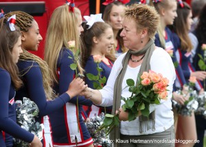 Hoeschpark international 2015 - Ten Years After. Moderatorin Annette Kritzler verteil Rosen an die Cheerleader