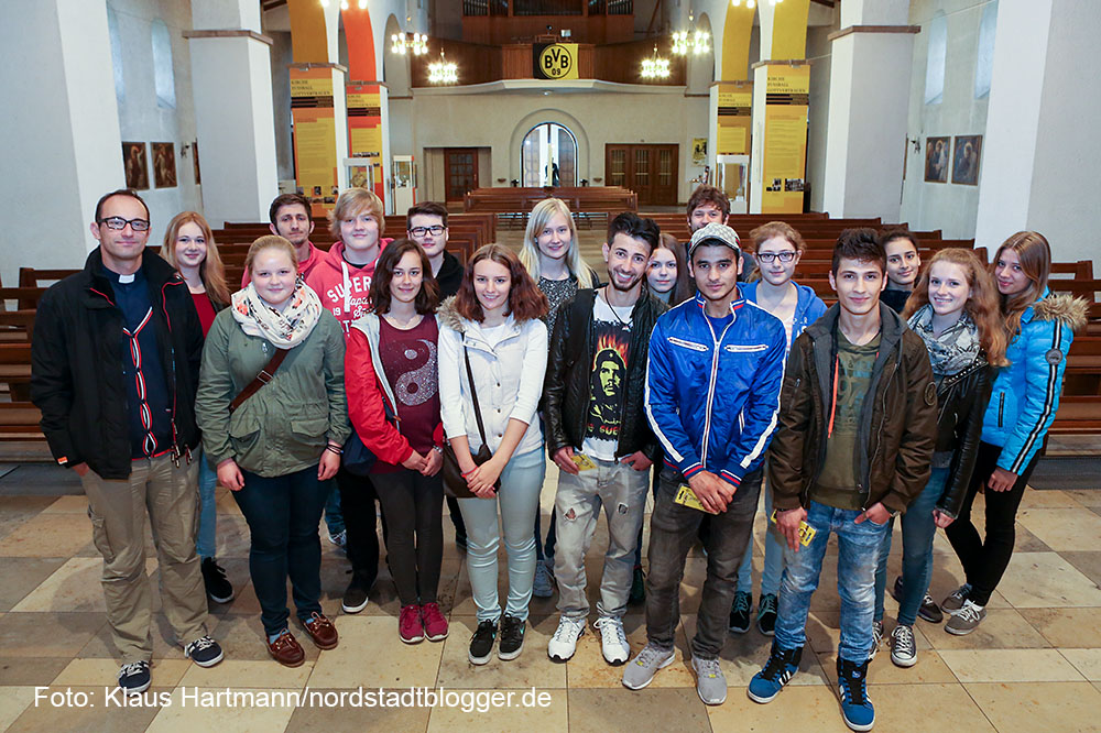 Schülerinnen und Schüler des Helene-Lange Gymnasiums besuchen die Borussiakirche während der Projektwoche