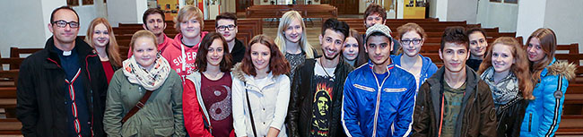 Schülerinnen und Schüler des Helene-Lange Gymnasiums besuchen die Borussiakirche während der Projektwoche