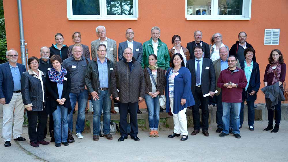 Die Mitglieder des Katholischen Stadtgremiums informierten sich beim Besuch in der ehemaligen Hauptschule am Ostpark über die Situation der dort lebenden Flüchtlinge. Foto: pdp