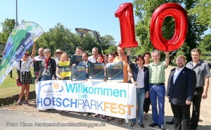 Hoffen auf genauso gutes Wetter fürs Hoeschparkfest wie es bei der Vorstellung des Programms war: die Delegierten der teilnehmenden Vereine, Institutionen und Parteien als da sind das Balou, die Kielhornschule, die Stadtverwaltung, die Kulturmeile Nordstadt, das Quartiersmanagement, Die Linke, die Grünen, das Bündnis Umfairteilen, die Sparkasse, der Tierschutzverein Großdortmund, die Giants samt der Cheerleader, der Integrationsrat, der BVB-Fanclub Totale Offensive, Soziales Zentrum Beratungsstelle Westhoffstraße, Runder Tisch BVB-Borsigplatz und - die Mitglieder des Freundeskreises Hoeschpark. Foto: Klaus Hartmann