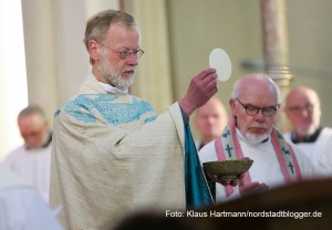 Hochamt in der Kirche St. Aposteln, Clemens Veltum-Straße und Fronleichnamsprozession durch die Nordstadt, Pastoralverbund Nordstadt-Ost und Katholische Missionen. Pfarrer Martin Lohoff