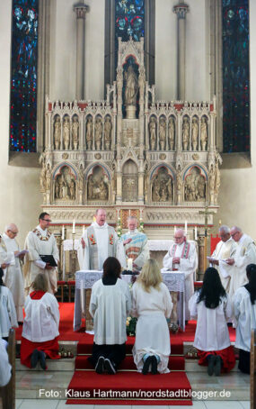 Hochamt in der Kirche St. Aposteln, Clemens Veltum-Straße und Fronleichnamsprozession durch die Nordstadt