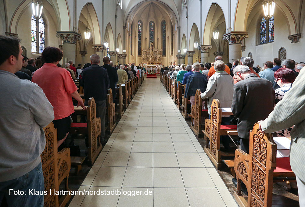 Hochamt in der Kirche St. Aposteln, Clemens Veltum-Straße und Fronleichnamsprozession durch die Nordstadt, Pastoralverbund Nordstadt-Ost und Katholische Missionen