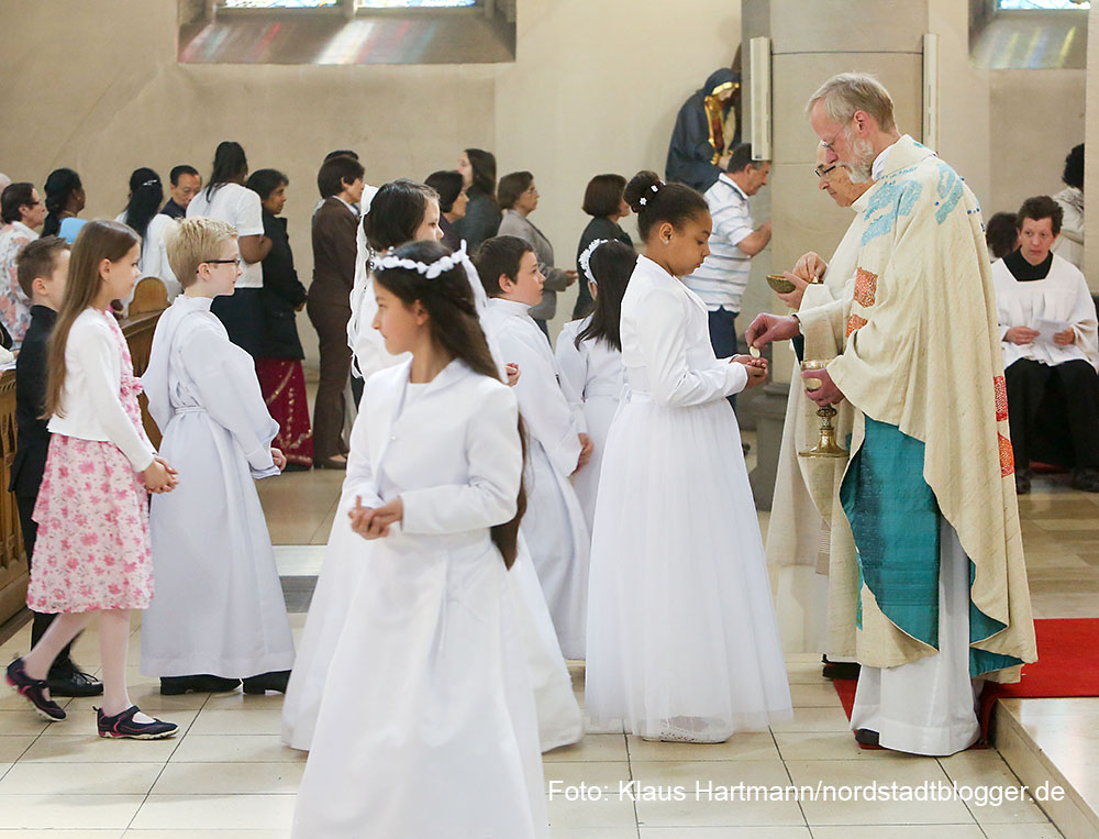 Hochamt in der Kirche St. Aposteln, Clemens Veltum-Straße und Fronleichnamsprozession durch die Nordstadt