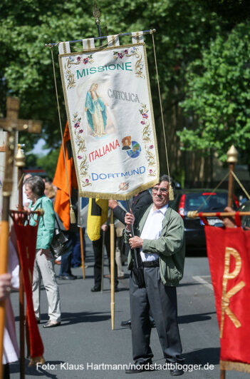 Hochamt in der Kirche St. Aposteln, Clemens Veltum-Straße und Fronleichnamsprozession durch die Nordstadt