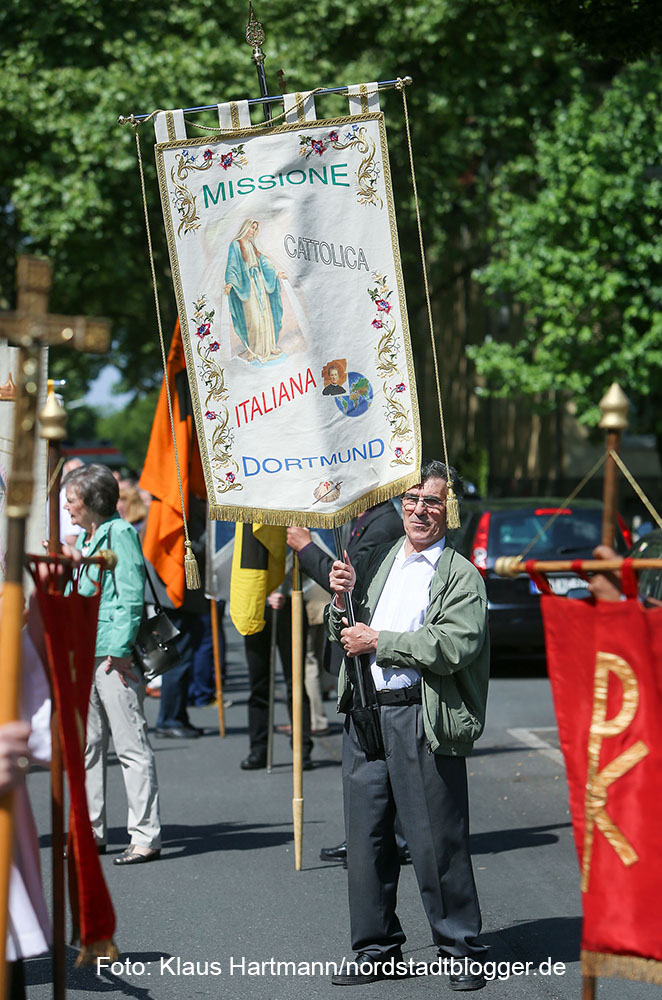 Hochamt in der Kirche St. Aposteln, Clemens Veltum-Straße und Fronleichnamsprozession durch die Nordstadt