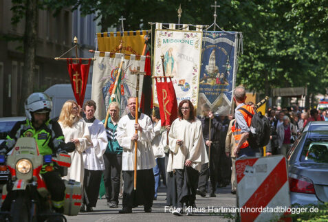 Hochamt in der Kirche St. Aposteln, Clemens Veltum-Straße und Fronleichnamsprozession durch die Nordstadt