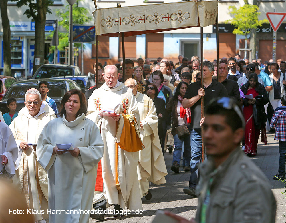 Hochamt in der Kirche St. Aposteln, Clemens Veltum-Straße und Fronleichnamsprozession durch die Nordstadt