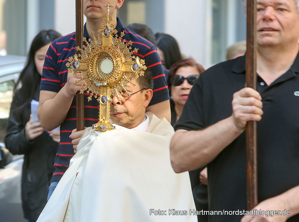Hochamt in der Kirche St. Aposteln, Clemens Veltum-Straße und Fronleichnamsprozession durch die Nordstadt