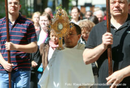 Hochamt in der Kirche St. Aposteln, Clemens Veltum-Straße und Fronleichnamsprozession durch die Nordstadt