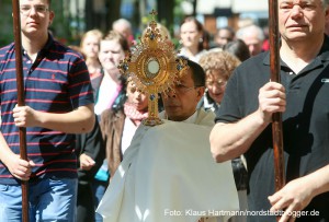 Hochamt in der Kirche St. Aposteln, Clemens Veltum-Straße und Fronleichnamsprozession durch die Nordstadt, Pastoralverbund Nordstadt-Ost und Katholische Missionen