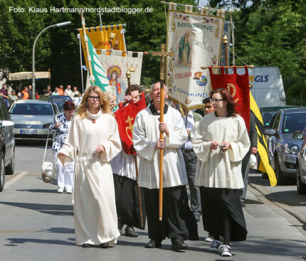 Hochamt in der Kirche St. Aposteln, Clemens Veltum-Straße und Fronleichnamsprozession durch die Nordstadt