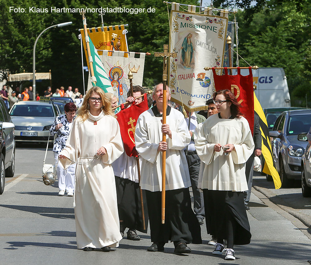 Hochamt in der Kirche St. Aposteln, Clemens Veltum-Straße und Fronleichnamsprozession durch die Nordstadt