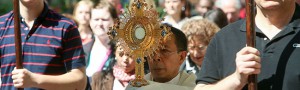 Hochamt in der Kirche St. Aposteln, Clemens Veltum-Straße und Fronleichnamsprozession durch die Nordstadt, Pastoralverbund Nordstadt-Ost und Katholische Missionen