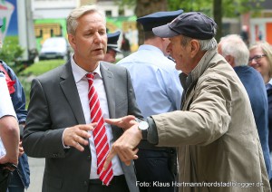 Rundgang mit Polizeipräsident Lange durch die Nordstadt. Gregor Lange im Gespräch mit Nordmarktbesucher