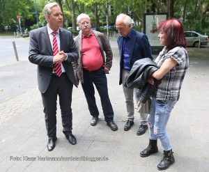 Rundgang mit Polizeipräsident Lange durch die Nordstadt. Gregor Lange Bezirksbürgermeister Ludwig Jörder und Obmann Ubbo de Boer im Gespräch mit einer Nordmarkt-Besucherin