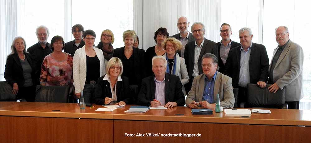 Die Verträge sind unterschrieben: Die Schulsozialarbeit in Dortmund ist bis zum 31. Juli 2018 gesichert. Foto: Alex Völkel