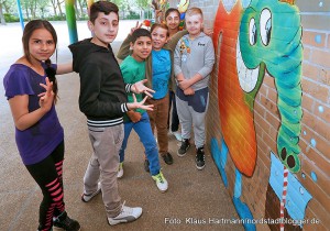 Kunstprojekt an der Nordmarkt-Grundschule. Schüler der Auffangklassen gestalteten Wände und andere Objekte mit den Künstlern Karin Bartscher und Florin Stefan