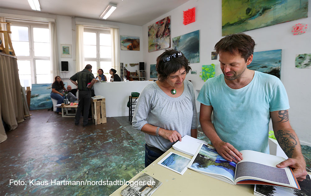 Offene Nordstadtateliers 2015. Maler Dirk Pleyer und Besucherin in seinem Atelier im Künstlerhaus am Sunderweg
