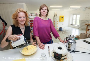 Offene Nordstadtateliers 2015. Gaby Peters, Mechanische Installationen, im Künstlerhaus am Sunderweg, rechts, bereitet mit Freundin Waffeln für die Besucher zu