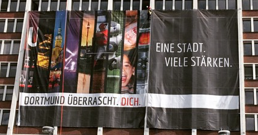 Am Wochenende ist ein Riesenbanner am Stadthaus aufgegangen worden. Foto: Stadt DO