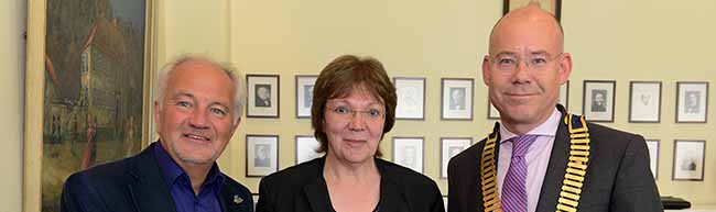 Gisela Schultebraucks-Burgkart bekam den Preis von Dr. Carsten Jaeger (re.) und Ubbo de Boer überreicht.