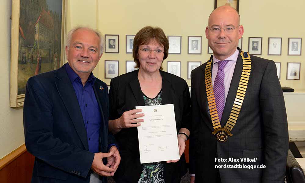 Gisela Schultebraucks-Burgkart bekam den Preis von Dr. Carsten Jaeger (re.) und Ubbo de Boer überreicht.