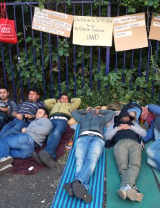 Syrische Flüchtlinge demonstrieren vor der Bundesanstalt für Migration und Flüchtlinge (BaMF) in Huckarde. Foto: Gerd Pfisterer