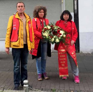 Am Gedenkstein für NSU-Opfer Mehmet Kubasik legten die Gewerkschafter Blumen nieder.