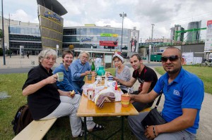 27.06.2015 Dortmund Zwischen Busbahnhof u Bahnhof Initiative Garten statt ZOB setzt einen Bienenbaum spontane Hilfe beim Hacken und Schaufeln ermöglichen eine schnelle Pflanzaktion nach getaner Arbeit gab es im improvisierten Café Getränke und Gebäck. Foto: Martina Hengesbach