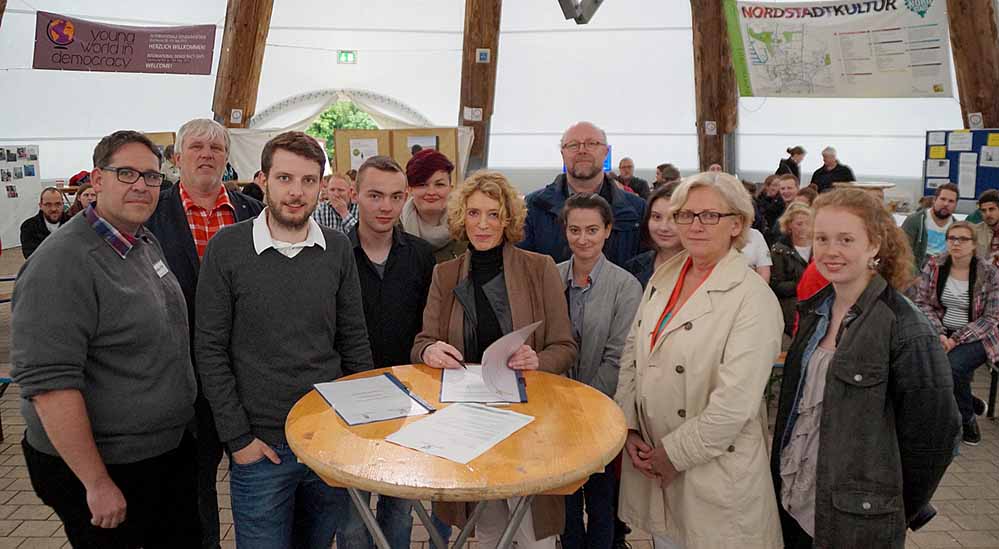 Jugendring Dortmund und Droste-Hülshoff-Realschule haben eine Kooperationsvereinbarung unterzeichnet.