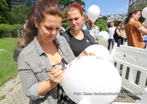 Nationaler Gedenktag für die verstorbenen Drogenabhängigen im Stadtgarten. Auf Luftballonen schrieben Angehörige und Süchtige die namen der Toten