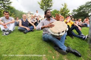 Nationaler Gedenktag für die verstorbenen Drogenabhängigen im Stadtgarten. Zwischen den wortbeiträgen sorgte ein Trommler für musikalische Auflockerung