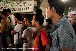 Flüchtlinge des Protestcamps an der Katharinentreppe zeigen einen Film