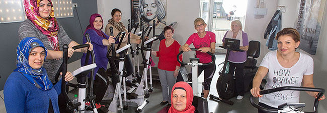 Im Fitnessstudio Blanceé halten sich viele muslemische Frauen in einer eigenen Gruppe fit. Foto: klaus Hartmann