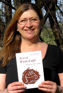 Herausgeberin Heike Wulf mit dem Buch Best of Wort-Café 2013/2014.
