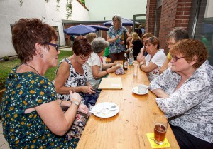 50 bis 60 Gäste genießen die Sommerabende an der Luther-Kirche.