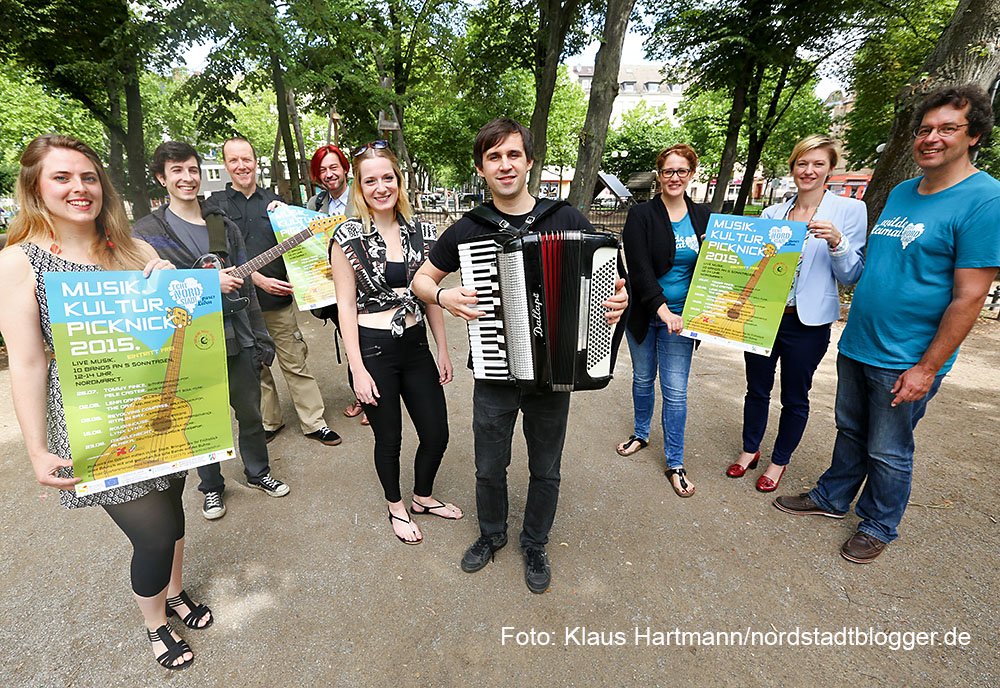 Präsentation Musik. Kultur. Picknick 2015 auf dem Nordmarkt mit der Band Revolving Compass und Veranstaltern Kulturbüro und Quartiersmanagement