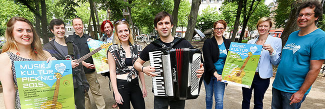 Präsentation Musik. Kultur. Picknick 2015 auf dem Nordmarkt mit der Band Revolving Compass und Veranstaltern Kulturbüro und Quartiersmanagement