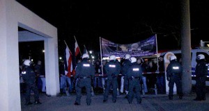 Auf dem Wilhelmplatz in Dorstfeld hielten Neonazis eine Mahnwache ab.