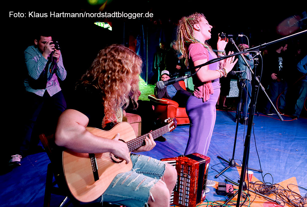 Schick und Schäbig im Zirkuszelt am Dietrich-Keuning-Haus. Duo Fadenlos (Soundtripping)