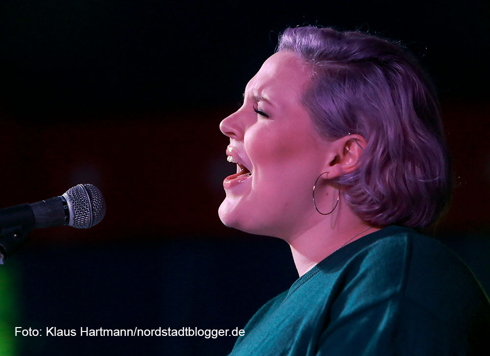 Schick und Schäbig im Zirkuszelt am Dietrich-Keuning-Haus. Ute Kraemer (The true voice of Germany)