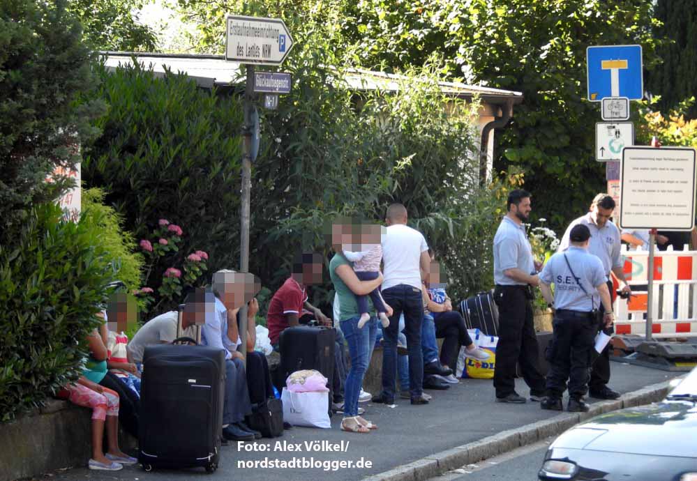 Die Glückaufsegenstraße ist geschlossen - die gestrandeten Flüchtlinge werden abgewiesen.