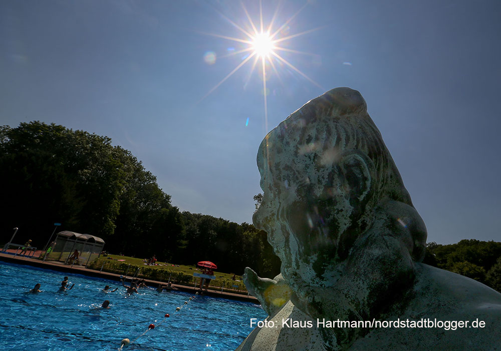 Sommertag im Freibad Stockheide. Die strahlende Sonne über Neptuns Kopf