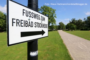 Schilder im Hoeschpark weisen den Weg zur Stockheide