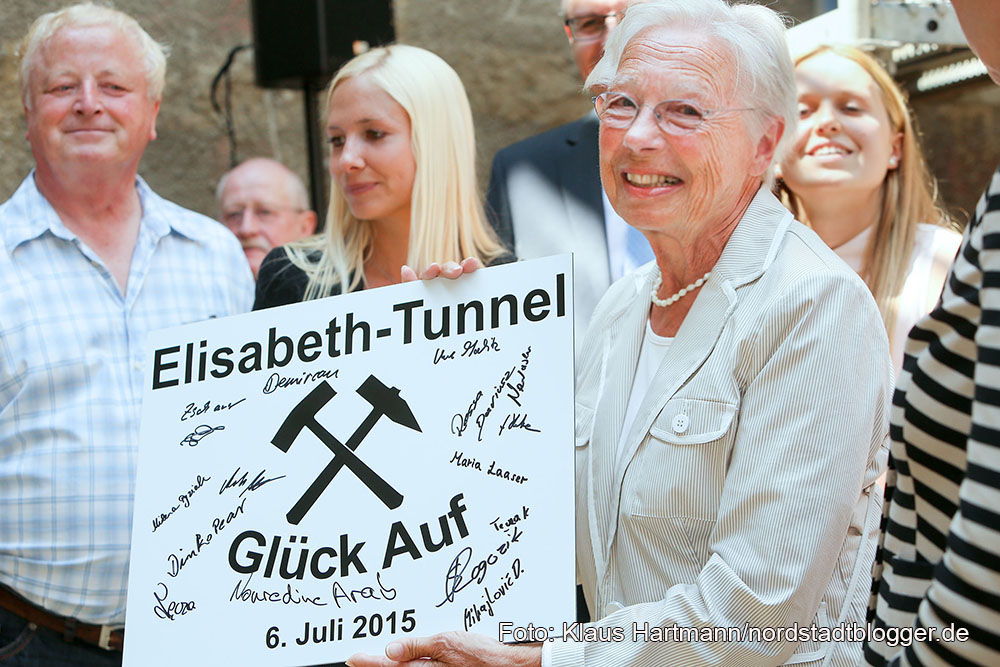 Glück auf! Tunnelpatin gibt Startschuss für Umbau und Erweiterung der Stadtbahnanlage Hauptbahnhof. Tunnelpatin Elisabeth Brandt